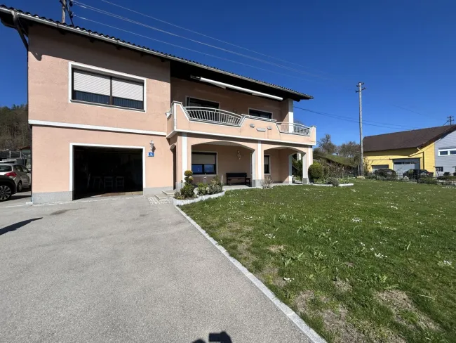 Romantisches Mehrfamilienhaus in Ottnang, 6,5 Zimmer, Garten, Garage, Terrasse – ideal für Familien ! - Titelbild