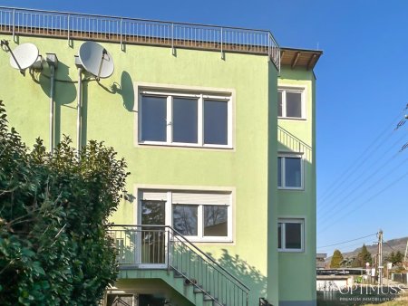 Doppelhaushälfte mit außergewöhnlichem Potenzial in ruhiger Grünlage – großzügige Raumstruktur, Terrassen und Garten!