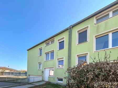 Doppelhaushälfte mit außergewöhnlichem Potenzial in ruhiger Grünlage – großzügige Raumstruktur, Terrassen und Garten!