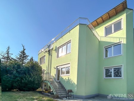 Doppelhaushälfte mit außergewöhnlichem Potenzial in ruhiger Grünlage – großzügige Raumstruktur, Terrassen und Garten!
