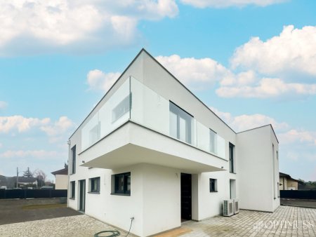 Exklusive Doppelhaushälfte in zentraler Ruhelage von Strasshof an der Nordbahn mit Eigengarten, Terrasse & perfekter Raumaufteilung!!