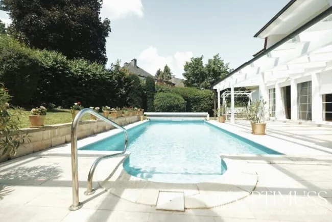 Ist es Ihr Wohntraum? Luxuriöse Familienvilla in Weidling ,mit Traumgarten,Schwimmpool, und Einfriedung wartet auf Sie! - Bild