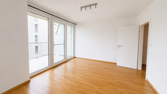 Helle 2-Zimmer-Wohnung mit Balkon, Parkplatz-möglich – auch ideal als WG - Bild