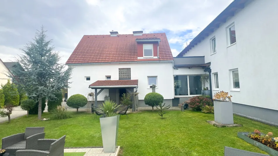 Einzigartige Kombination: Traumhaftes Einfamilienhaus mit Pool & Garten sowie Zinshaus mit 4 Wohnungen - Bild