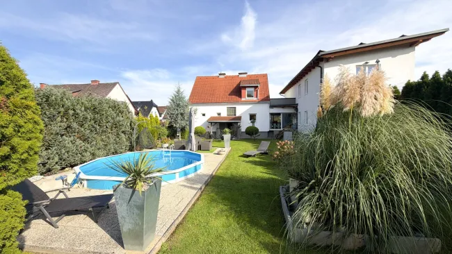 Einzigartige Kombination: Traumhaftes Einfamilienhaus mit Pool & Garten sowie Zinshaus mit 4 Wohnungen - Titelbild