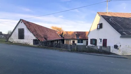 Einfamilienhaus mit Entwicklungspotenzial auf großzügigem Grundstück inklusive Landwirtschaftsflächen und Wald