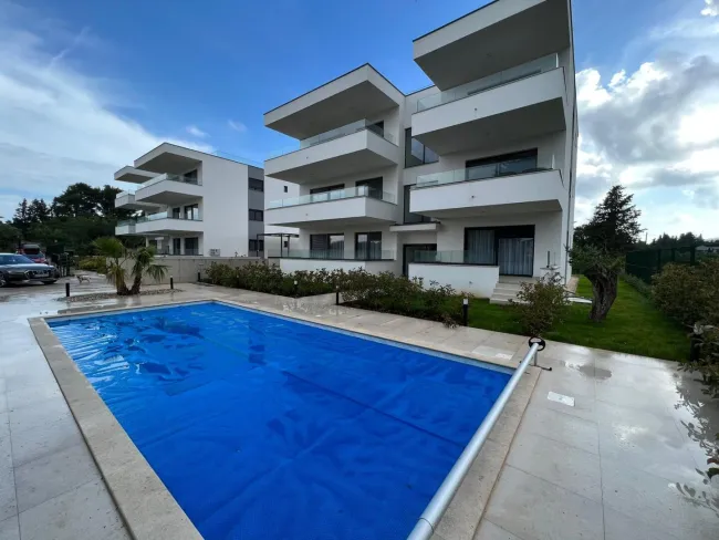 Luxuriöse, voll ausgestattete 4-Zimmer-Apartments/Terrasse/Garten/TG-Platz und Privatpool! - Titelbild