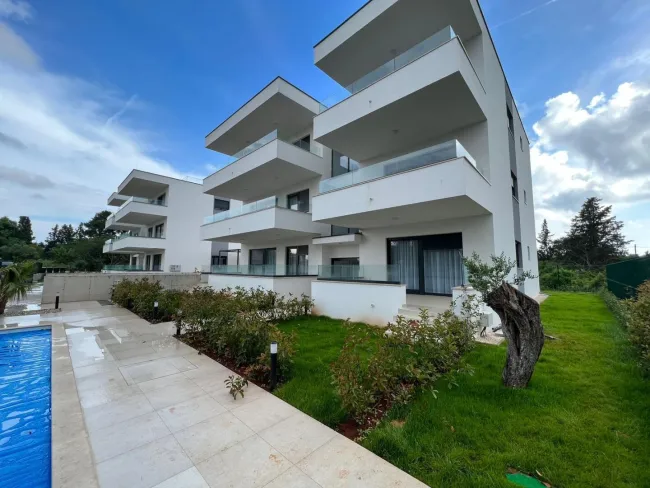 Luxuriöse, voll ausgestattete 4-Zimmer-Apartments/Terrasse/Garten/TG-Platz und Privatpool! - Bild