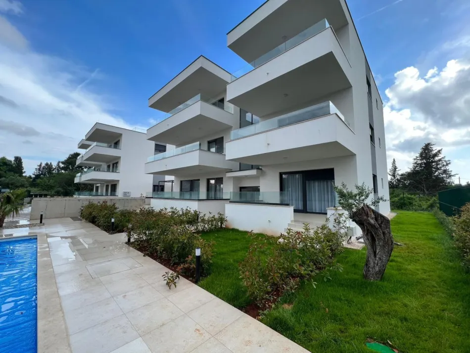 Luxuriöse, voll ausgestattete 4-Zimmer-Apartments/Terrasse/Garten/TG-Platz und Privatpool! - Bild