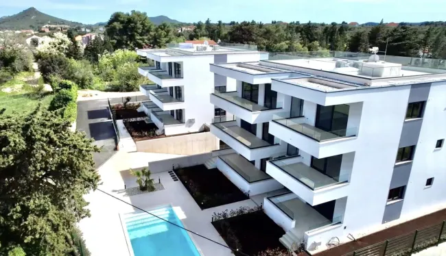 Luxuriöse, voll ausgestattete 3-Zimmer-Apartments/Terrasse/Garten/TG-Platz und Privatpool! - Bild