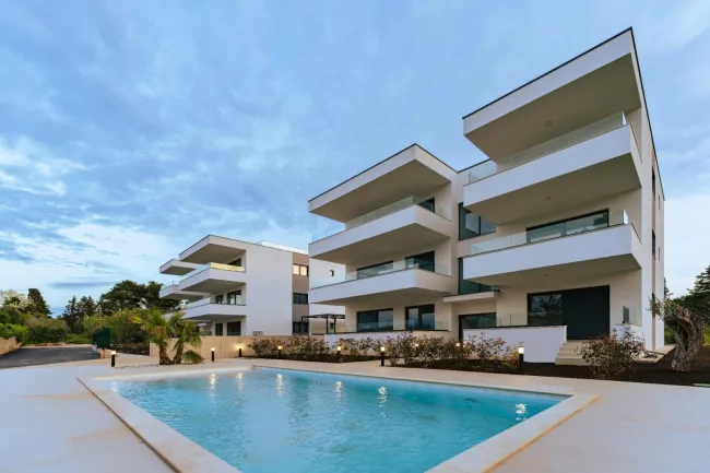 Luxuriöse, voll ausgestattete 3-Zimmer-Apartments/Terrasse/Garten/TG-Platz und Privatpool! - Titelbild