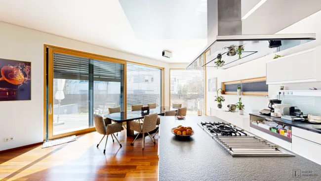 Elegante Familienvilla mit Spa, Garten und Panoramablick - Titelbild