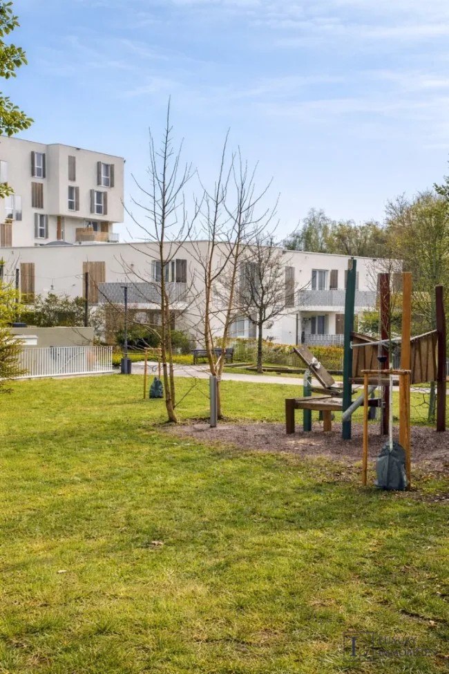 Charmante Wohnung mit Balkon und Blick auf den grünen Park - Bild