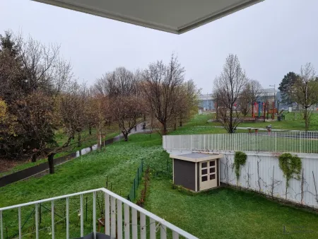 Charmante Wohnung mit Balkon und Blick auf den grünen Park
