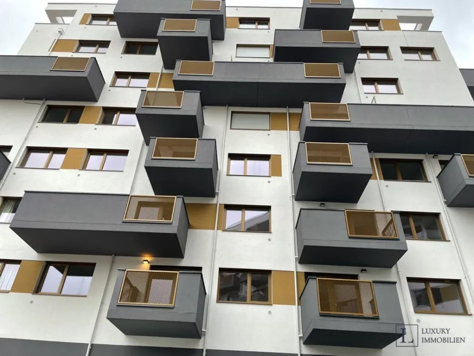 Perfekte 2-Zimmer-Wohnung inkl. Tiefgaragenplatz, schöne Aussicht mit großem Balkon - Bild