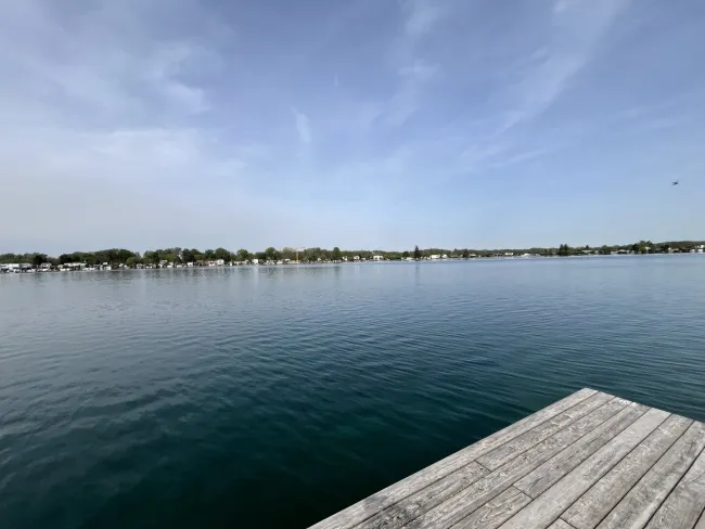 Sommer am See - Wohnen am Wasser - Ferienhaus mit Garten - Titelbild