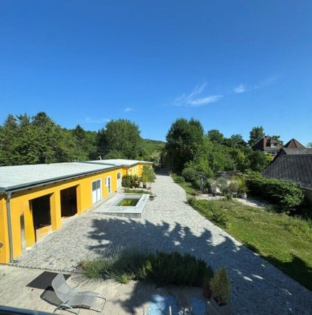 Wohnen Sie noch oder leben Sie schon? Überragende Liegenschaft im Bezirk Baden - Pool, Nebengebäude, landwirtschaftliche Flächen