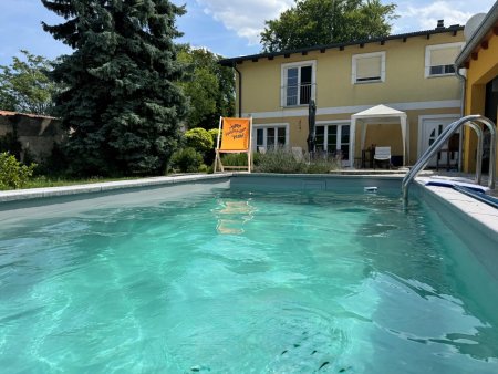 Wohnen Sie noch oder leben Sie schon? Überragende Liegenschaft im Bezirk Baden - Pool, Nebengebäude, landwirtschaftliche Flächen