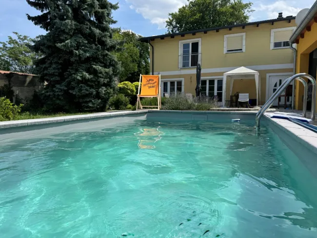 Wohnen Sie noch oder leben Sie schon? Überragende Liegenschaft im Bezirk Baden - Pool, Nebengebäude, landwirtschaftliche Flächen - Bild
