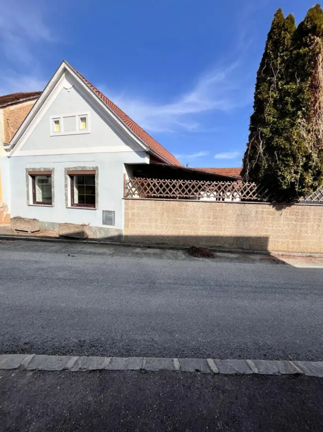 Charmantes Einfamilienhaus mit viel Potenzial in Großpetersdorf - Titelbild