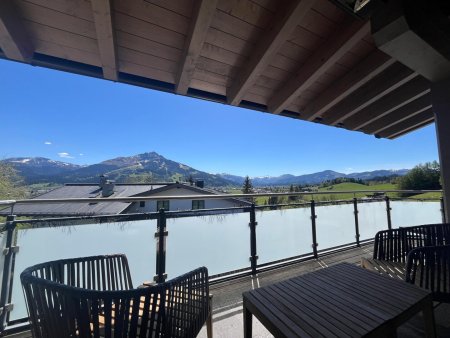 Exklusive Dachgeschosswohnung mit Sonnenterrasse und herrlichem Bergblick