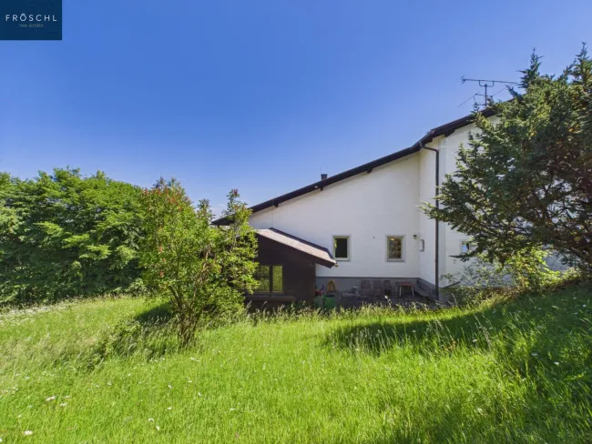 Hinteransicht vom Garten inkl. Gartenhaus