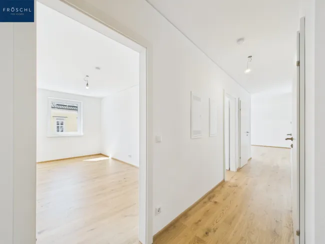 Blick in das Schlafzimmer 1 und den zentralen Flur Top 12