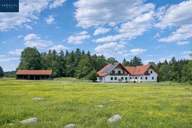 Ansicht Haupthaus, Stallgebäude von der Weide