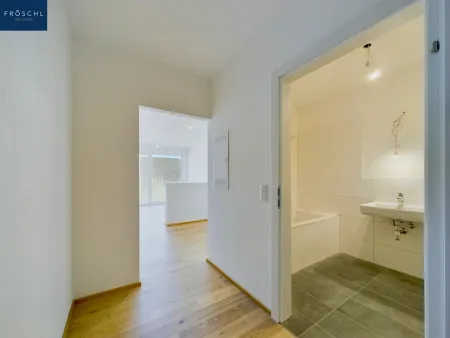 Top 21 - Ansicht Eingang u. Badezimmer