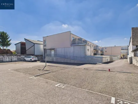 Ansicht vom Parkplatz zur Einfahrt