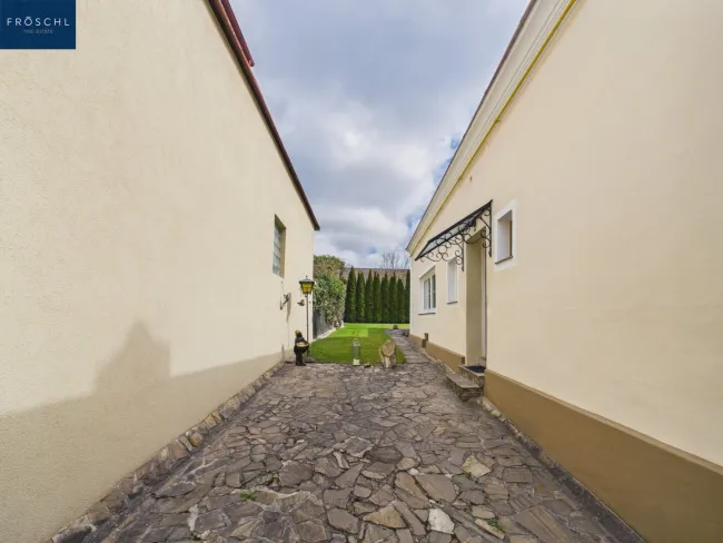 Einfahrt zum Garten und Wohnhaus