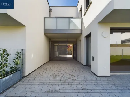Anischt vom Garten auf die Terrasse