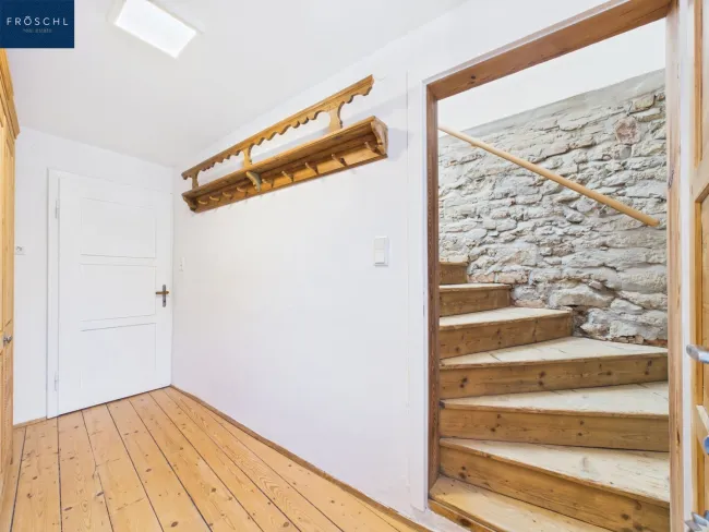 Eingang u. Garderobe - Aufgang zum Loft