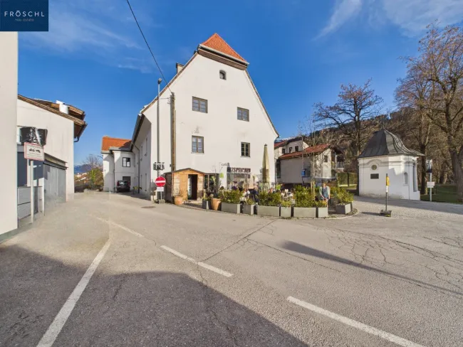 Ostansicht der Anlage inkl. der Terrasse des Café