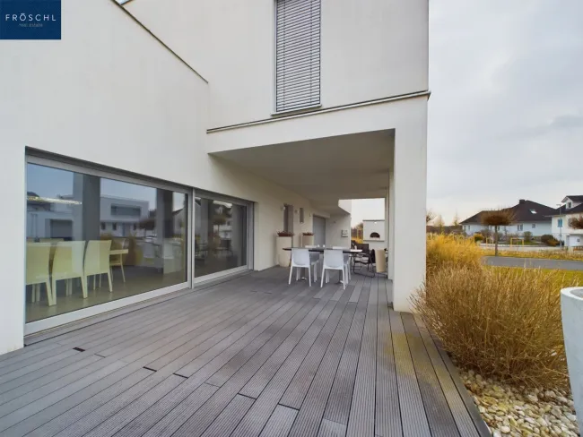 Terrasse u. Eingang EG - Ansicht 2