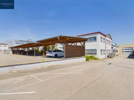 Ansicht Bürogebäude und Carport