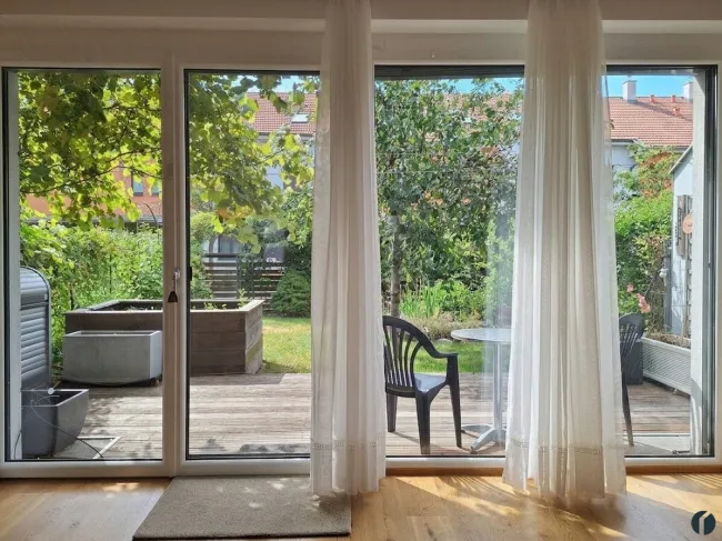 Blick in den Garten vom Wohnzimmer