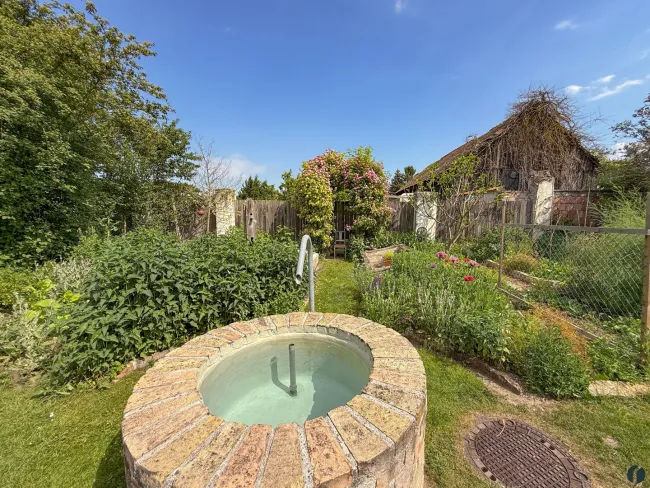Gemüsegarten mit Brunnen