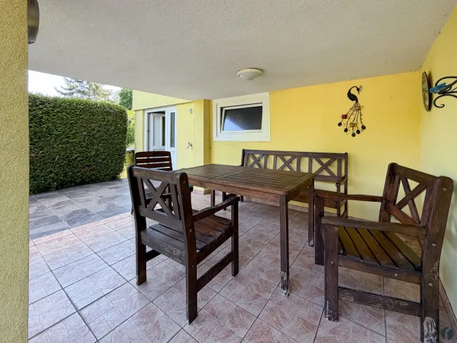 Terrasse unter dem Haus