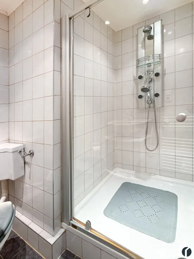 Dusche im Badezimmer