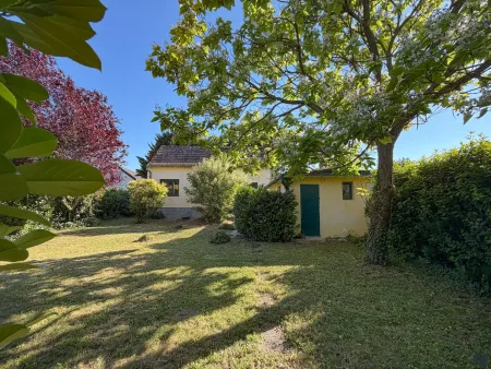 Garten mit Haus und Nebengebäude