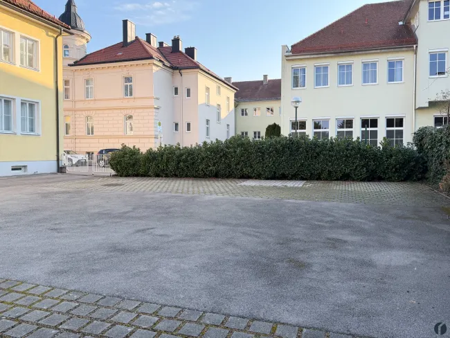 Parkplätze im Hof