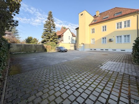 Parkplätze im Hof