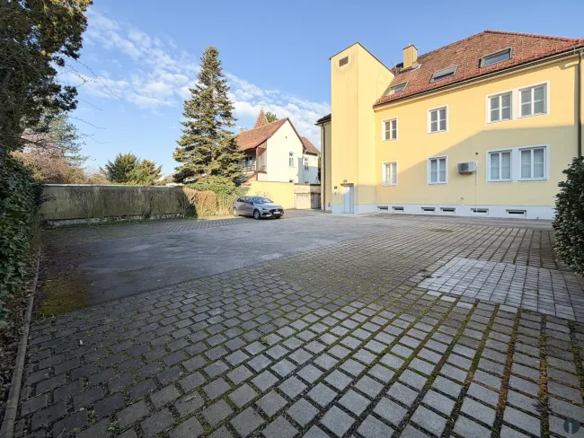 Parkplätze im Hof