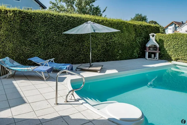 Pool im Sommer
