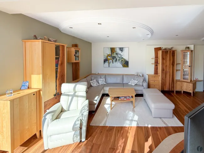 Großzügiges 7-Zimmer-Einfamilienhaus mit Pool und großem Garten - Bild