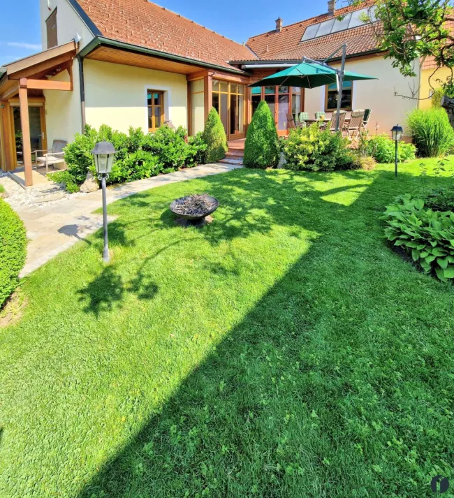 Großzügiges 7-Zimmer-Einfamilienhaus mit Pool und großem Garten - Titelbild