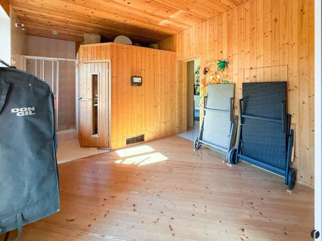 Stauraum mit Dusche und Sauna