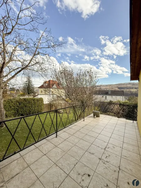 Blick vom Balkon in den Garten
