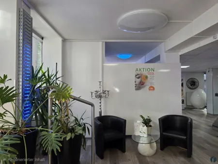 Modernes Kosmetikstudio mit hochwertigen Sonnenliegen – sofort startklar!